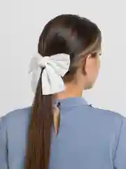 Белый бант на заколке