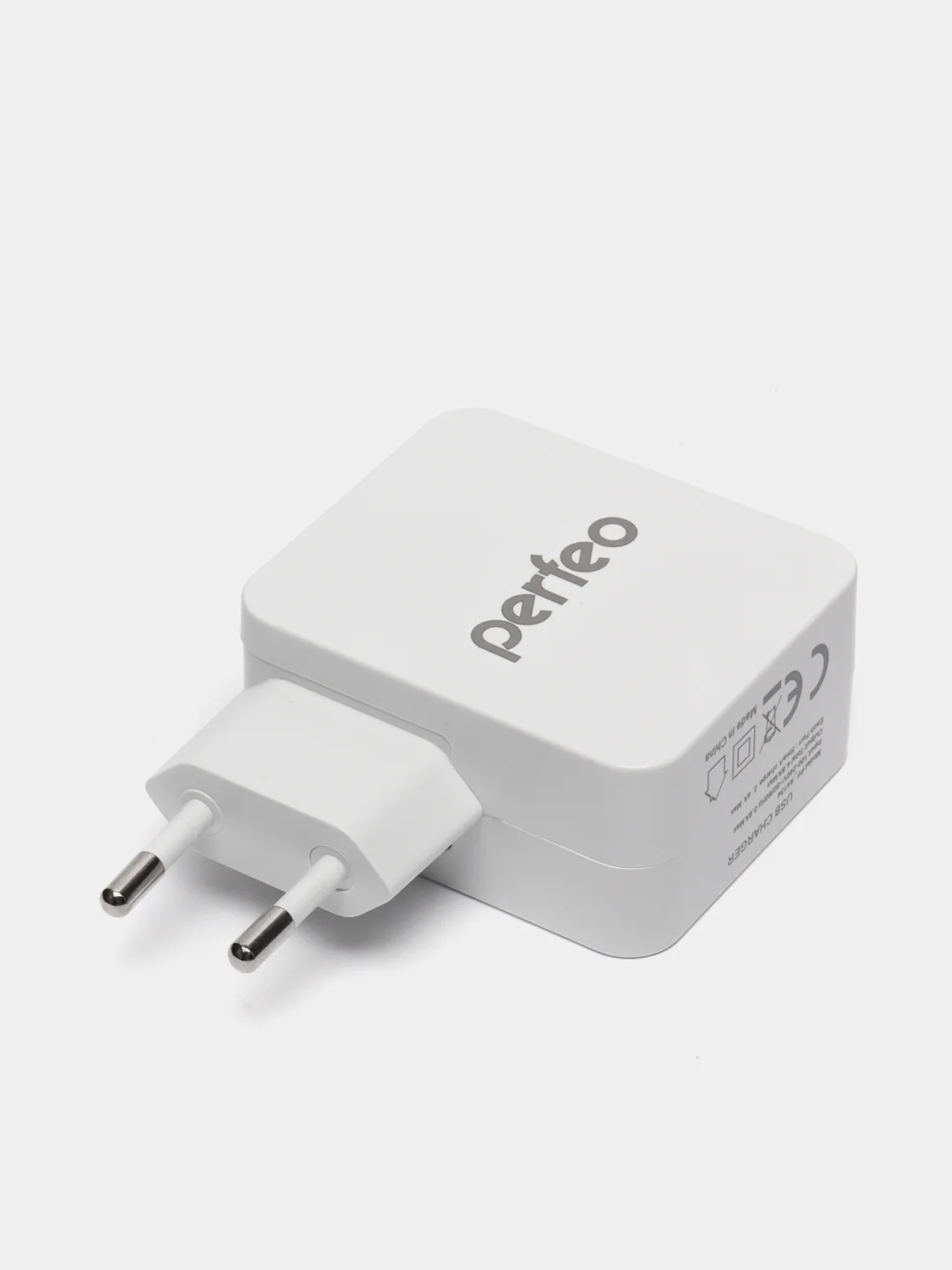 Белый сетевое зарядное устройство с разъемом 3xUSB Perfeo