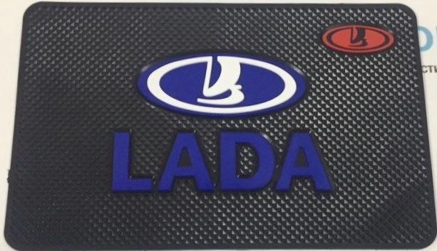 Противоскользящий коврик на панель, с логотипом LADA