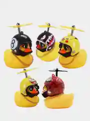 Уточка в шлеме с пропеллером, игрушка в машину
