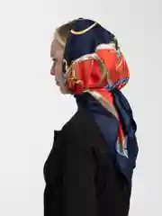 Алый платок женский