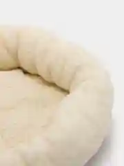 Лежанка для собак и кошек "Уют", мягкий мех, 45 х 35 х 11 см, молочный