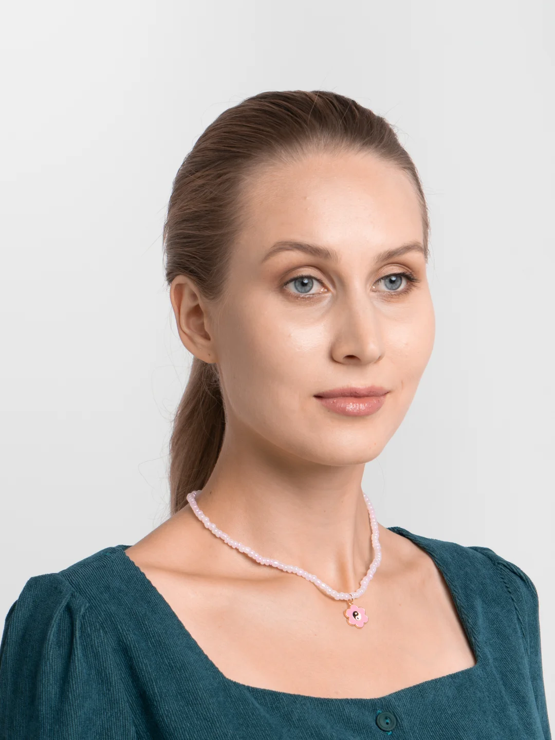Кораллово-розовый чокер из крупного бисера с подвеской Инь Ян