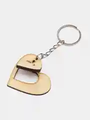 Желтый брелок для ключей из дерева