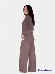 Бежевый женский костюм