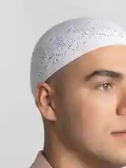 Белый тюбетейка вязаная