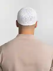 Белый тюбетейка вязаная