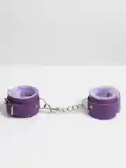 Фиолетовый наручники с мехом на застежках