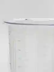Прозрачный мерный стакан