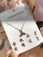 Приглушённый хаки набор: 4 пары серёжек, ожерелье, кулон