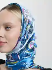 Розовый платок женский на голову с принтом 90 см х 90 см