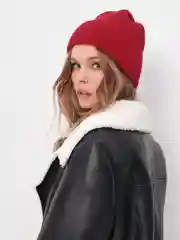 Красный шапка женская вязаная на весну
