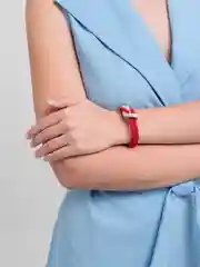 Красный текстильный браслет на магнитной застежке