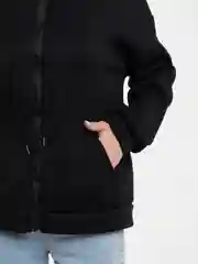 Черный худи со спущенными рукавами