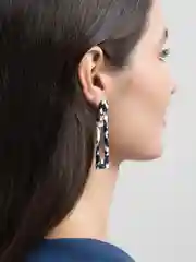 Белый яркие летние серьги в форме трапеции