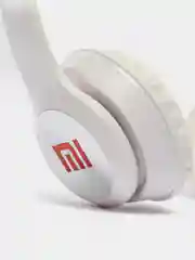 Белый беспроводные полноразмерные наушники с микрофоном
