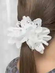 Белый резинка для волос белая