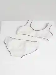 Белый комплект нижнего белья для девочек: топ с чашками и трусы