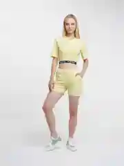 Желтый костюм для отдыха: укороченный топ, шорты