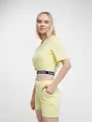 Желтый костюм для отдыха: укороченный топ, шорты