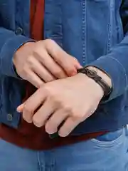 Серый мужской кожаный браслет