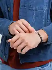 Белый браслет унисекс