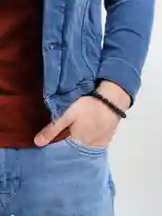 Черный мужской браслет из камней