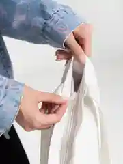 Белый цветной шоппер с принтом
