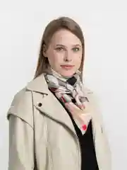 Кремовый платок женский