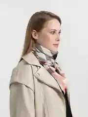 Кремовый платок женский