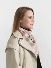 Розовый платок женский