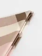 Розовый платок женский