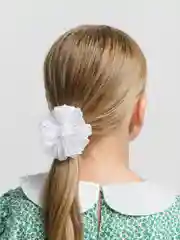 Белый школьный бант на резинке