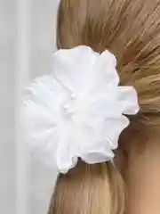 Белый школьный бант на резинке
