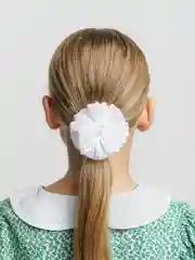 Белый школьный бант на резинке