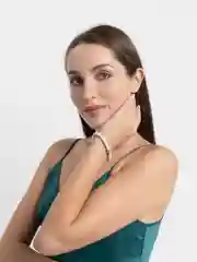 Белый браслет со вставками из вулканического камня