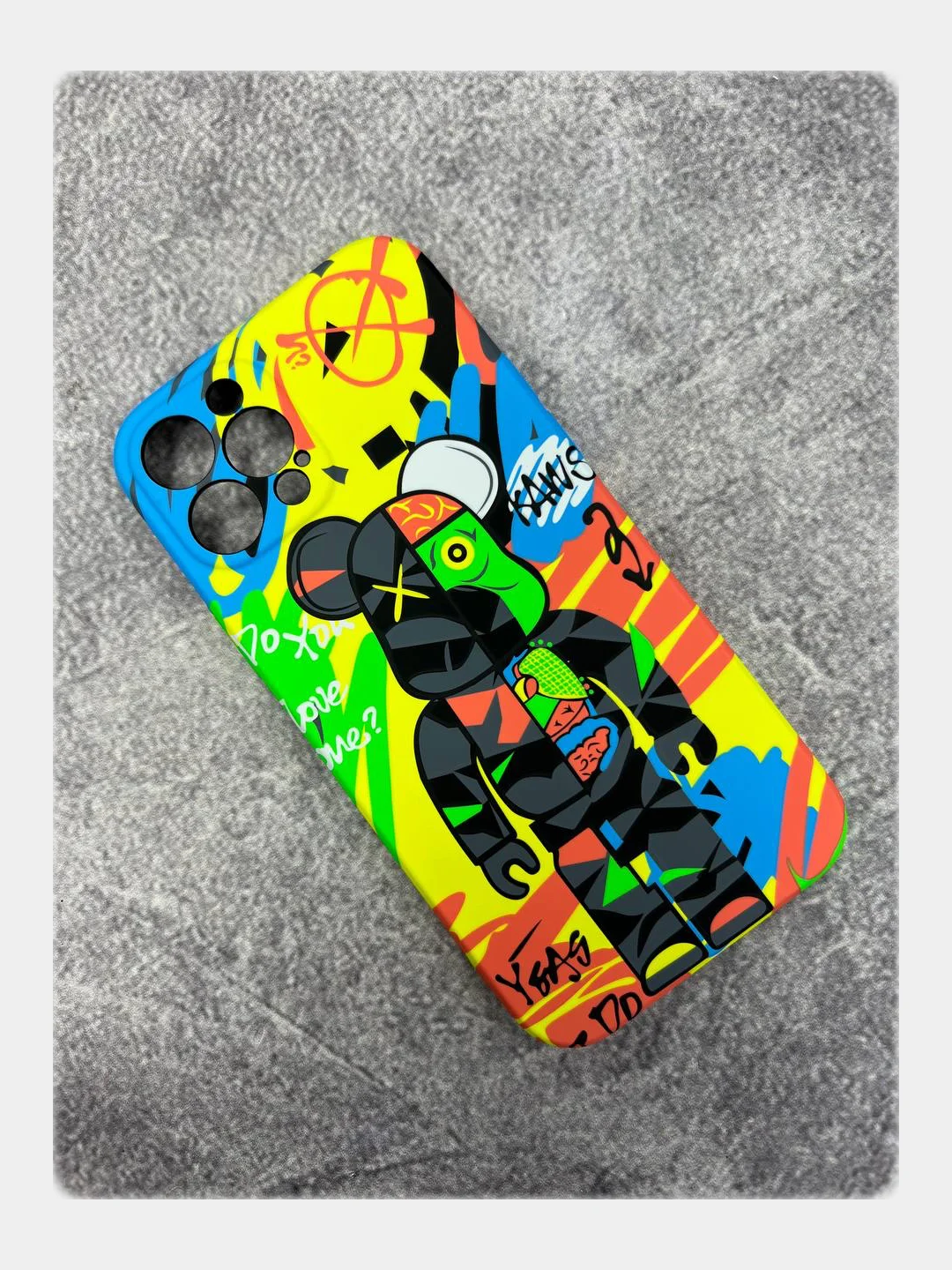 Салатовый чехол для iPhone 11 KAWS