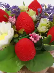 Алый велосипед с букетом из мыльных цветов и ягод