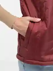 Бордовый жилет утепленный женский