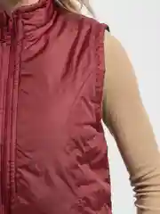 Бордовый жилет утепленный женский