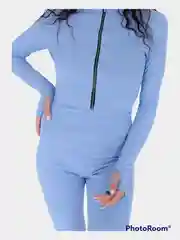 Голубой спортивный костюм