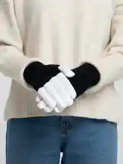 Угольный перчатки вязаные