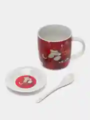 Красный чашка, тарелка, ложка в новогодней, подарочной упаковке