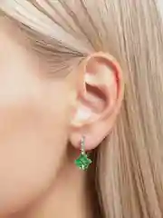 Зеленый серьги со стразами