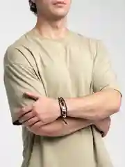 Алый плетеный браслет