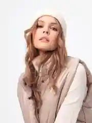 Белый шапка женская вязаная на весну
