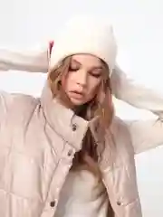 Белый шапка женская вязаная на весну