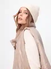 Белый шапка женская вязаная на весну