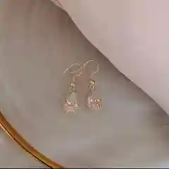 Белый серьги с кристаллом в плетеной оправе