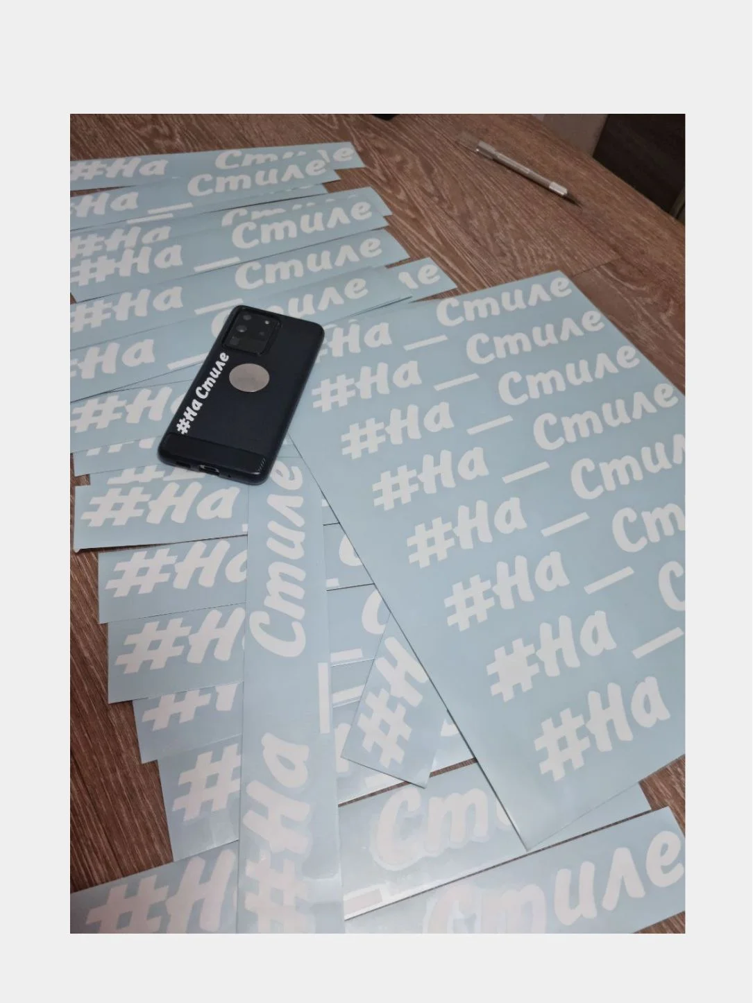 Серый меланж наклейка на авто Улыбнись